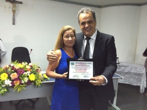 vereador-Presidente Marcos José Beiriz Soares com homenageada ANEILZA CAMILO VIEIRA